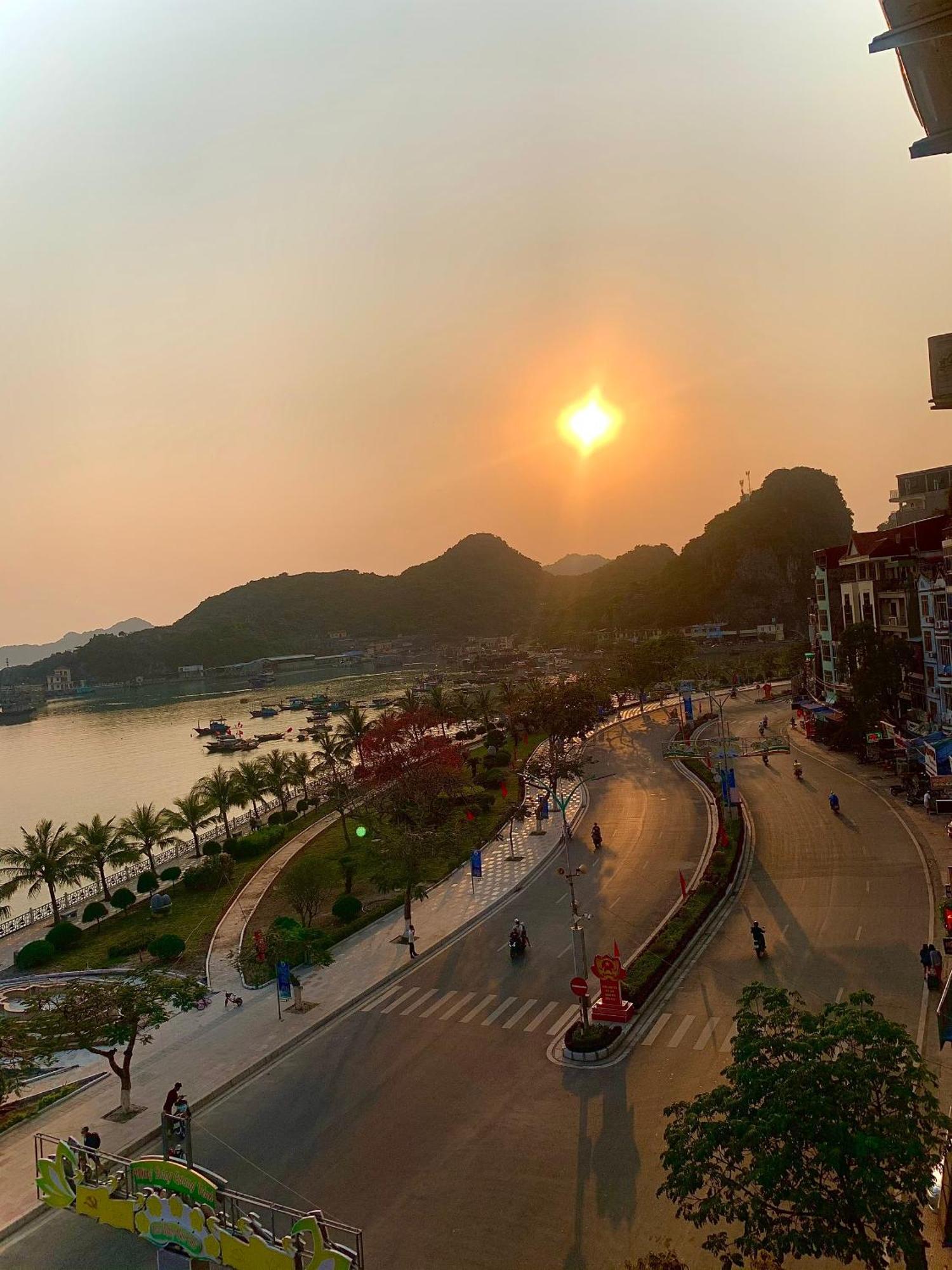 Thu Ha Sea View Hotel Dong Khe Sau Exteriör bild